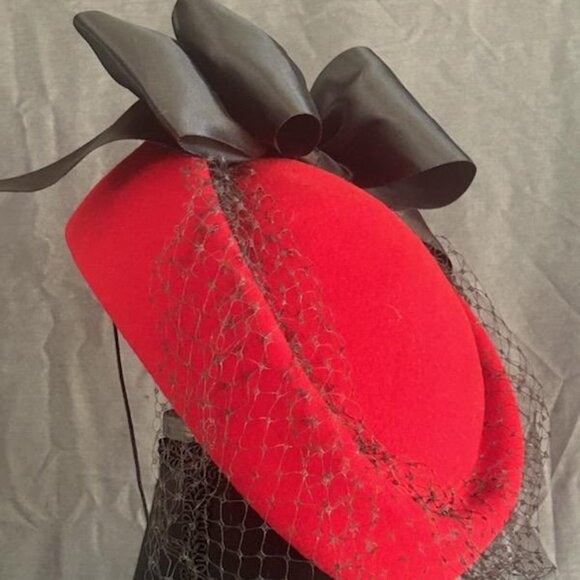 Importina Red Hat - Picture 1 of 6